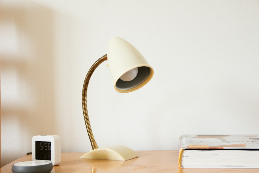 Light Up Your Bedroom: How to Choose the Perfect Bedside Lamp - Lostcat